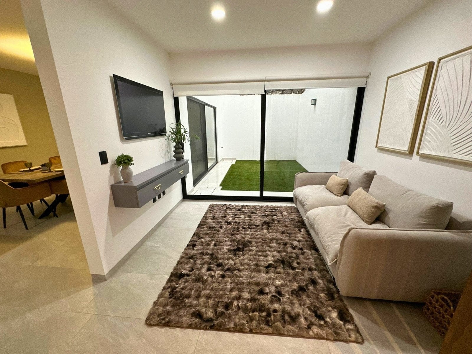 sala de tv de casa en zibata en entrecielos.