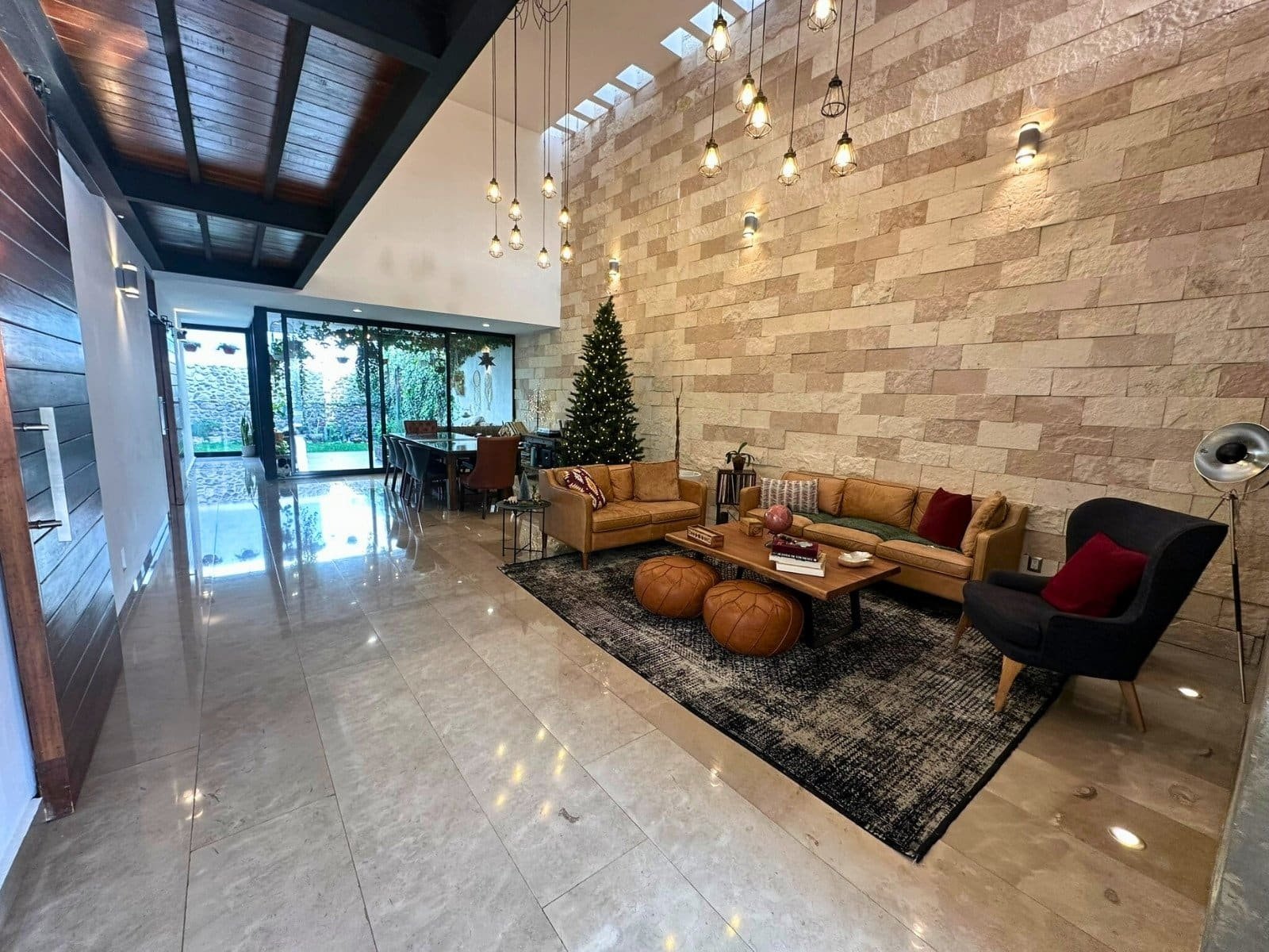 sala de casa en corregidora con amplio jardín en Cañada de los Lagos.