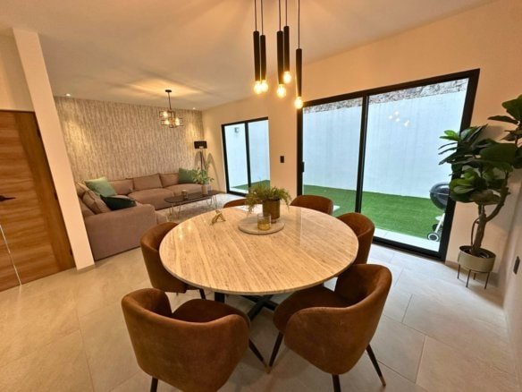 comedor de casa con recámara en planta baja Zibatá Querétaro. En Entrecielos