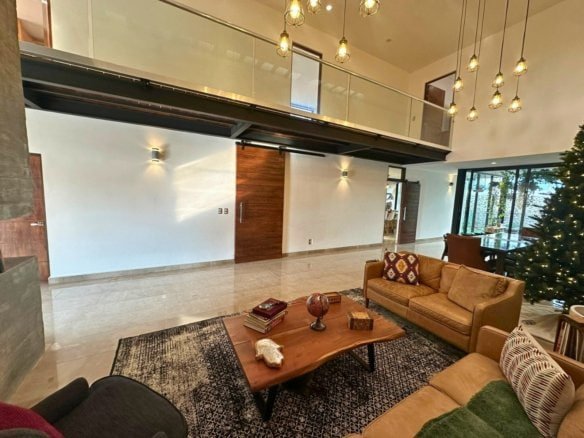 sala y comedor de casa en corregidora con amplio jardín en Cañada de los Lagos.