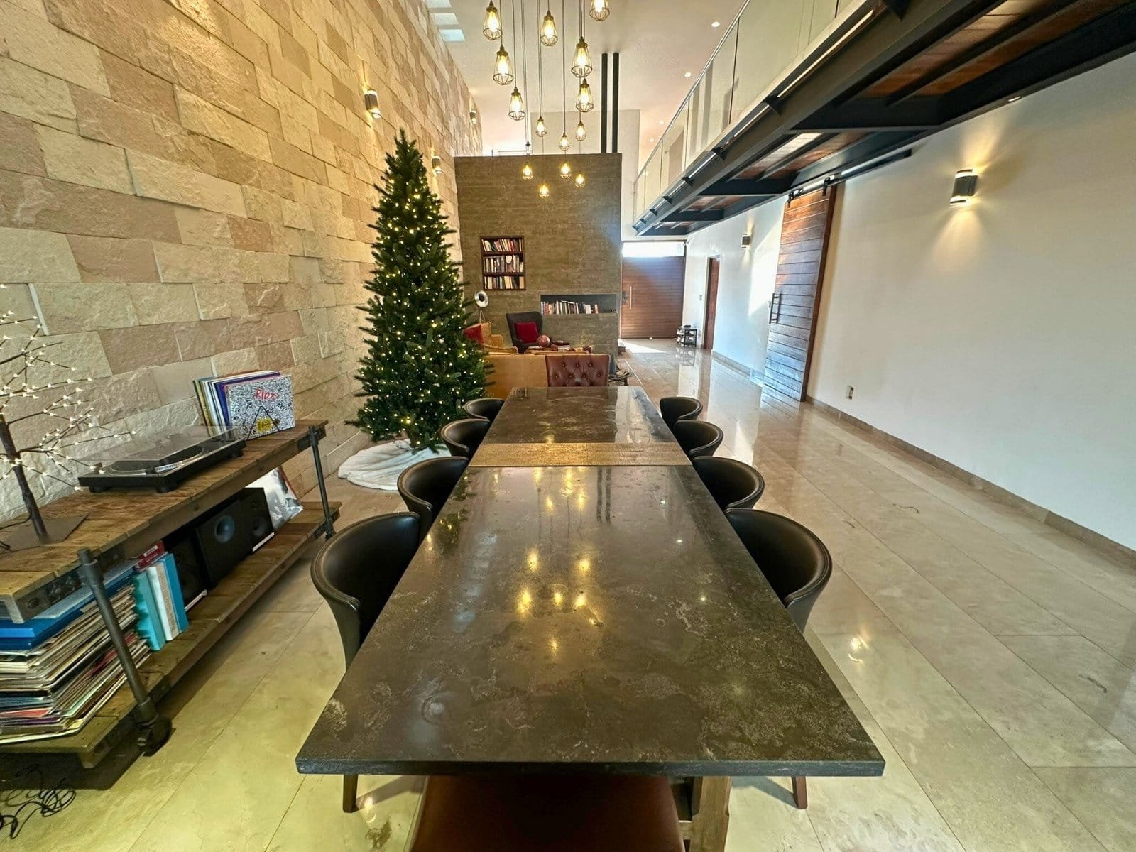 comedor de casa en corregidora con amplio jardín en Cañada de los Lagos.