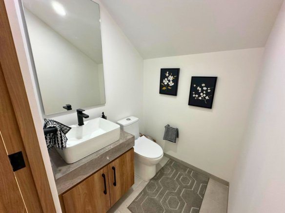 medio baño de visitas de casa nueva en Zibatá Querétaro en Entrecielos.