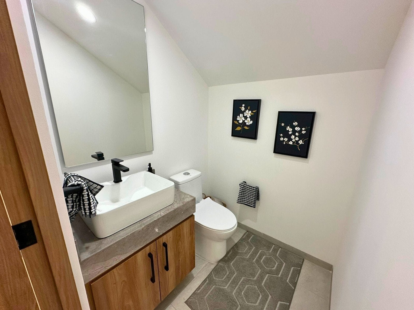 medio baño de visitas de casa nueva en Zibatá Querétaro en Entrecielos.