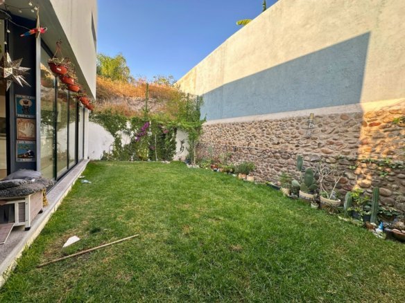 jardin de casa en corregidora con amplio jardín en Cañada de los Lagos.