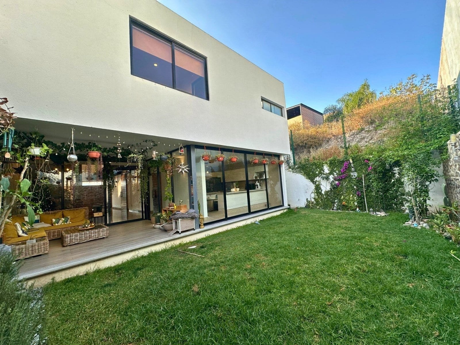 jardin de casa en corregidora con amplio jardín en Cañada de los Lagos.