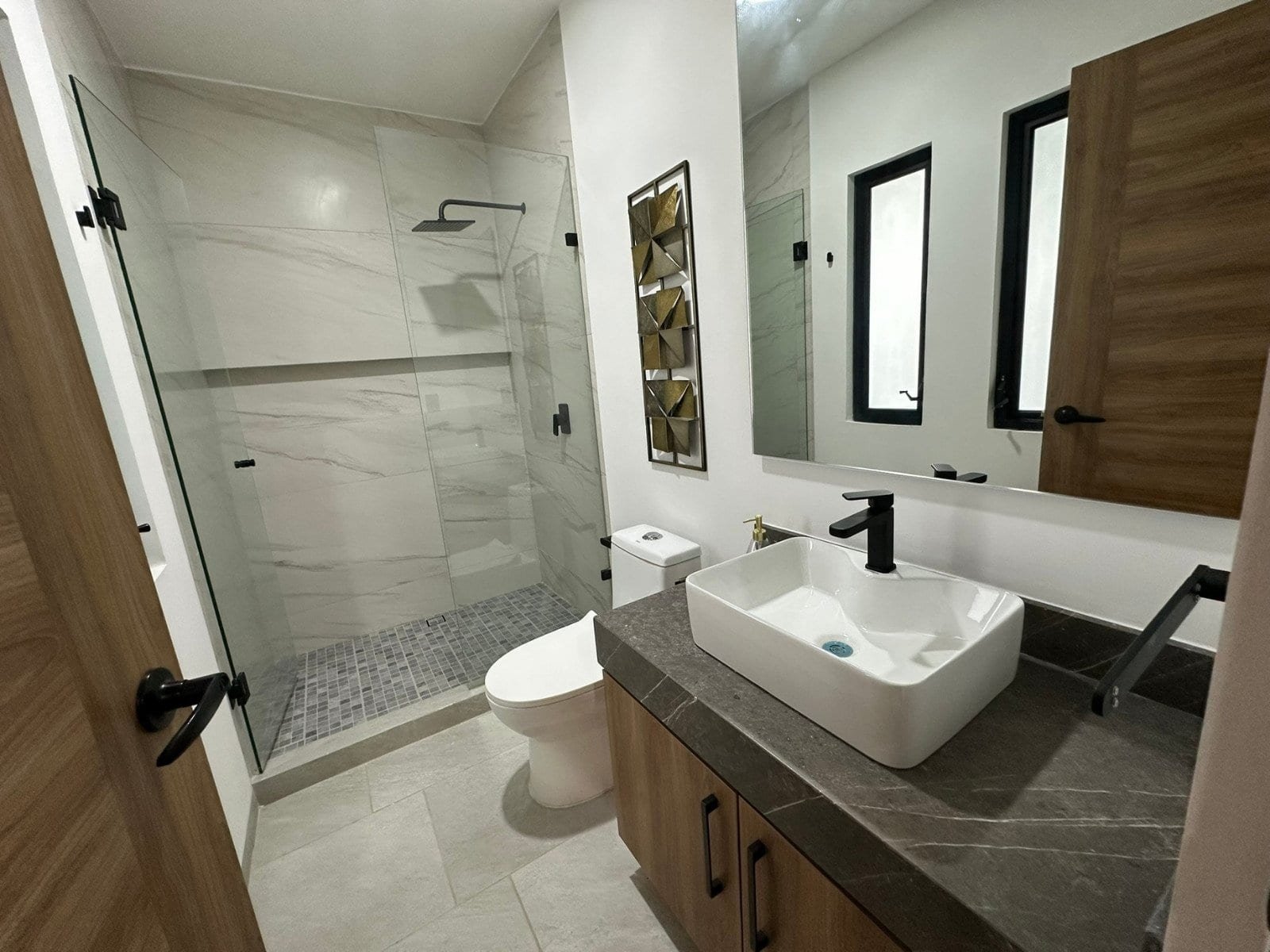 baño completo de casa con recámara en planta baja Zibatá Querétaro. En Entrecielos