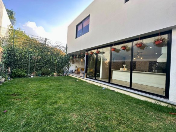 jardin trasero de casa en corregidora con amplio jardín en Cañada de los Lagos.