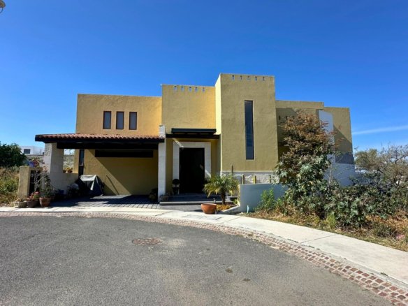 fachada de casa en venta en zibatá con recámara en planta baja.