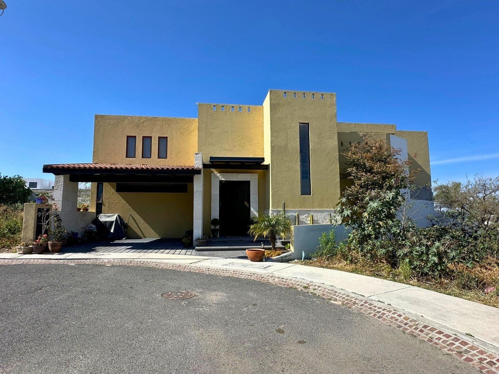 fachada de casa en venta en zibatá con recámara en planta baja.