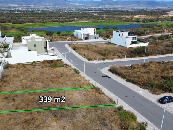 foto con vista al lago de terreno en venta en Zibatá, Querétaro en Malaya.