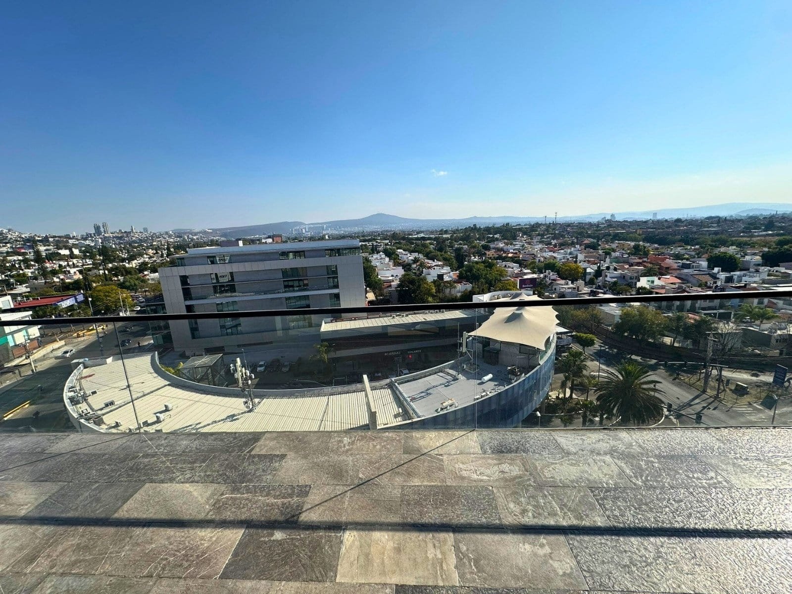 balcon de Penthouse en venta en Querétaro. Col. Alamos cerca de Costco.