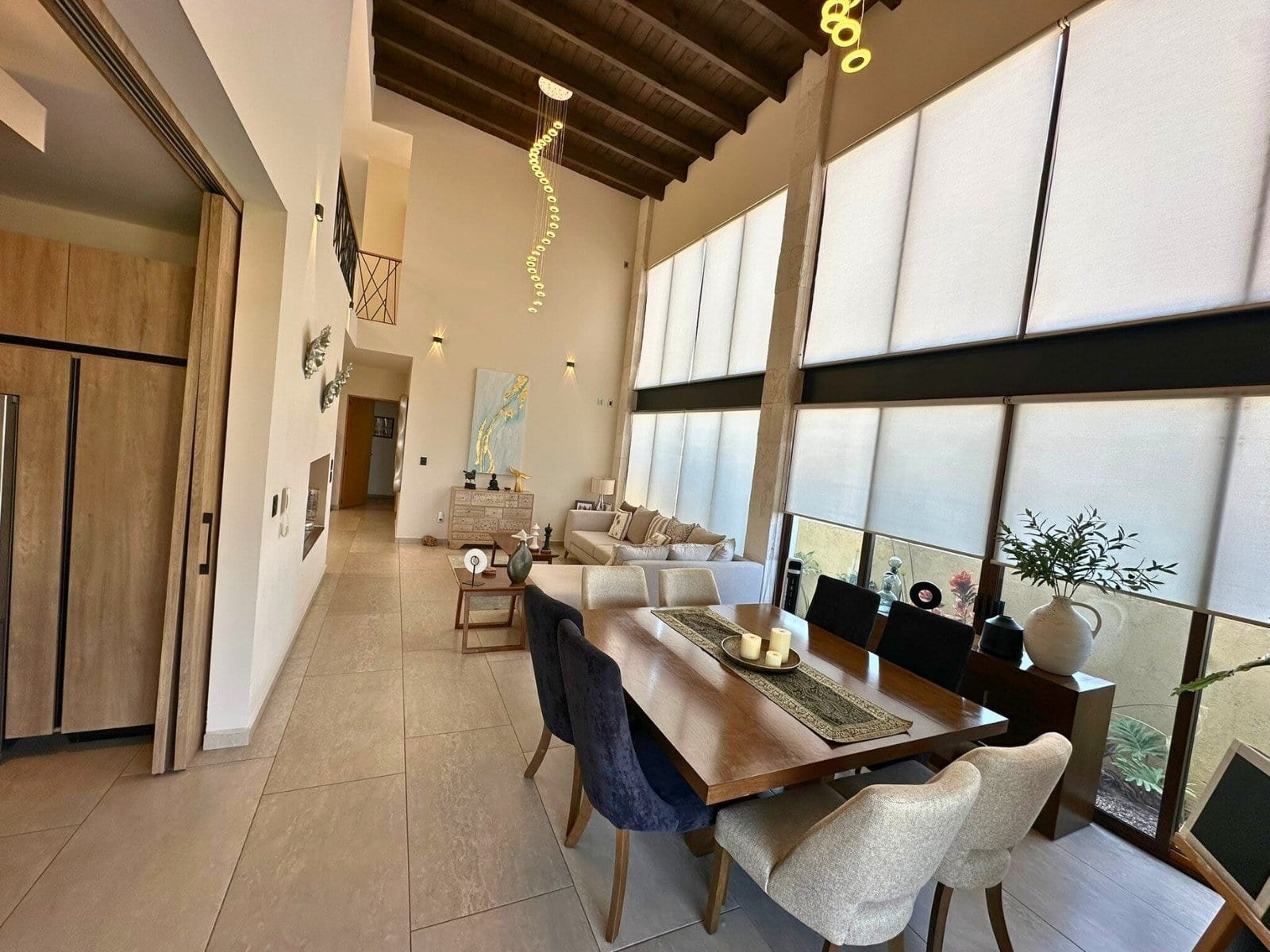 sala y comedor a doble altura de casa en venta en zibatá con recámara en planta baja