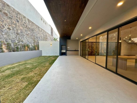 jardin y terraza de casa en venta en Malaya Zibata