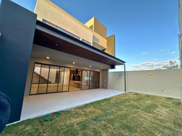 vista posterior de casa en venta en Malaya Zibata