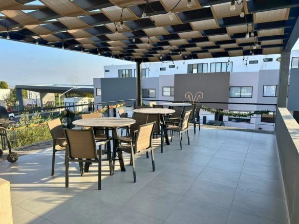 terraza social de casa en venta en Zakia, Querétaro.