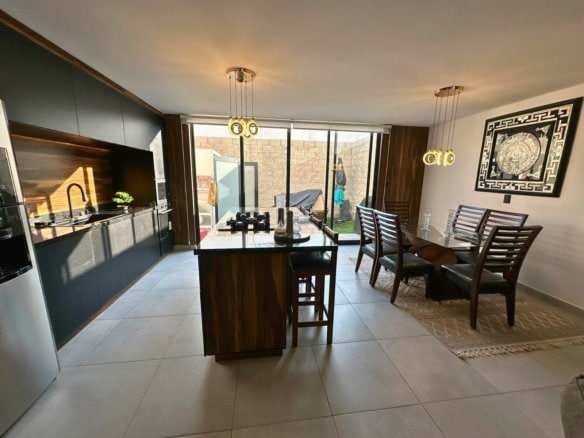 cocina y ventanal de casa en venta en Zakia, Querétaro.