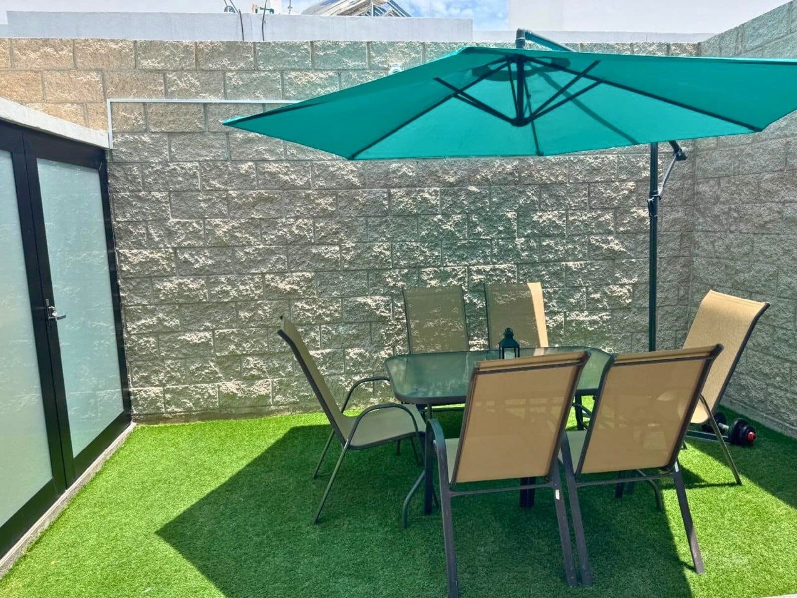 patio y sombrilla de casa en venta en Zakia, Querétaro.