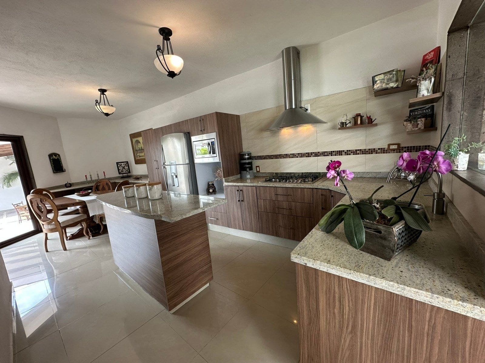 cocina integral de Casa estilo hacienda en Juriquilla, Querétaro.