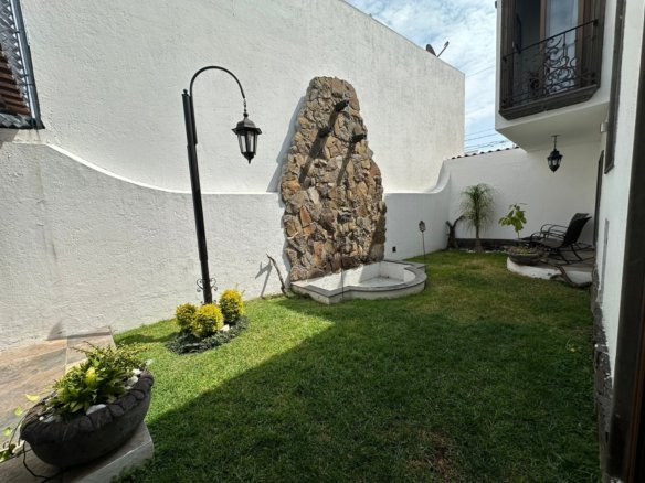 jardín posterior de Casa estilo hacienda en Juriquilla, Querétaro.