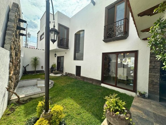 jardín y vista posterior de Casa estilo hacienda en Juriquilla, Querétaro.
