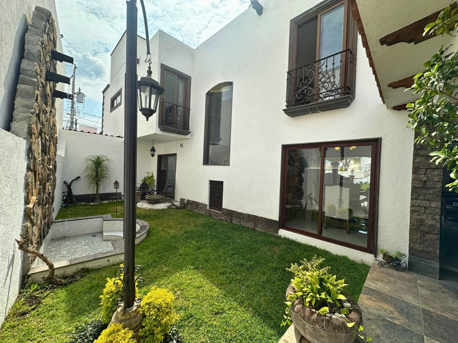 jardín y vista posterior de Casa estilo hacienda en Juriquilla, Querétaro.