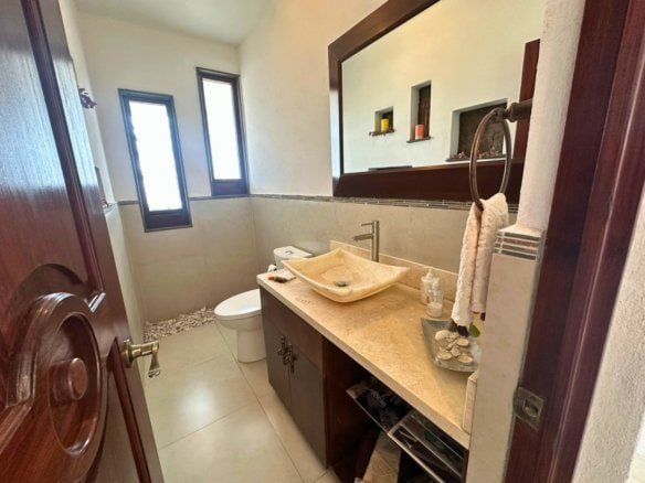 medio baño de visitas de Casa estilo hacienda en Juriquilla, Querétaro.