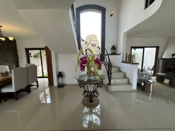 escaleras de Casa estilo hacienda en Juriquilla, Querétaro.