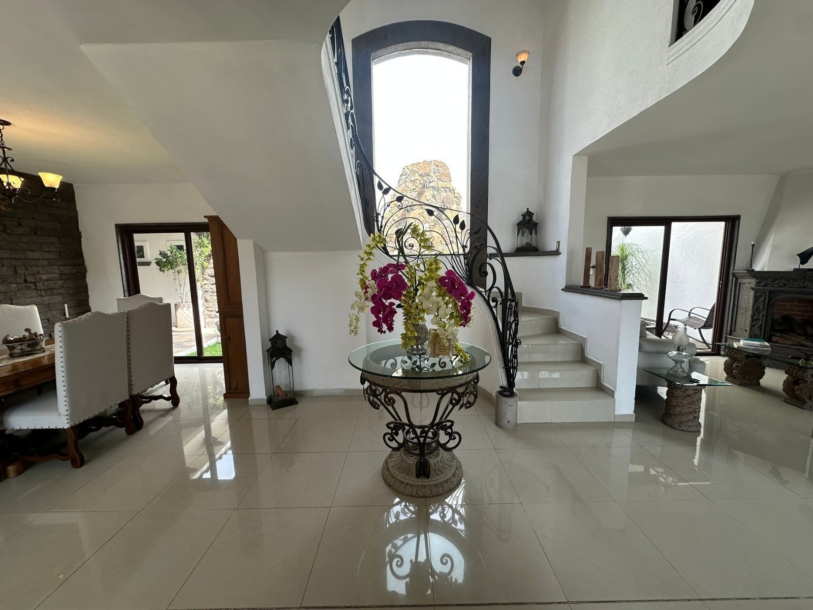 escaleras de Casa estilo hacienda en Juriquilla, Querétaro.