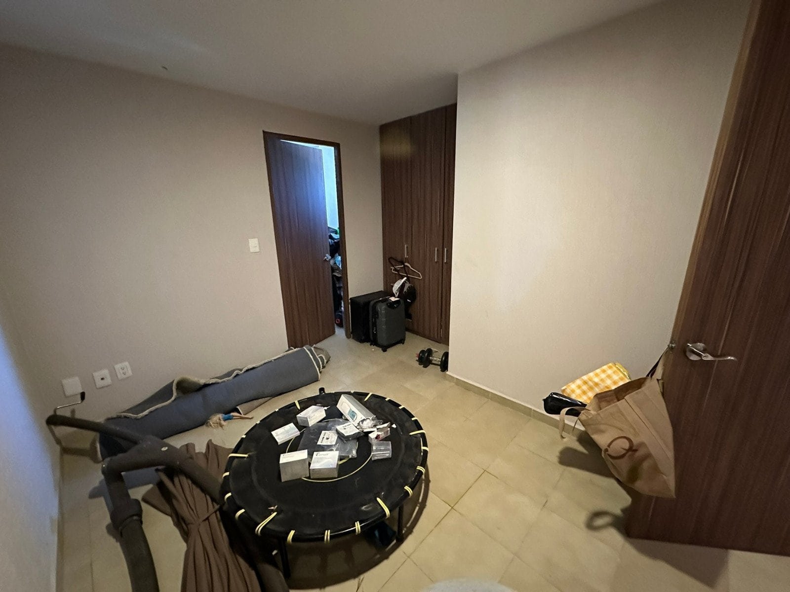 cuarto de servicio con baño de Departamento en venta en Cumbres del Lago. Dentro de Vista Diamante.