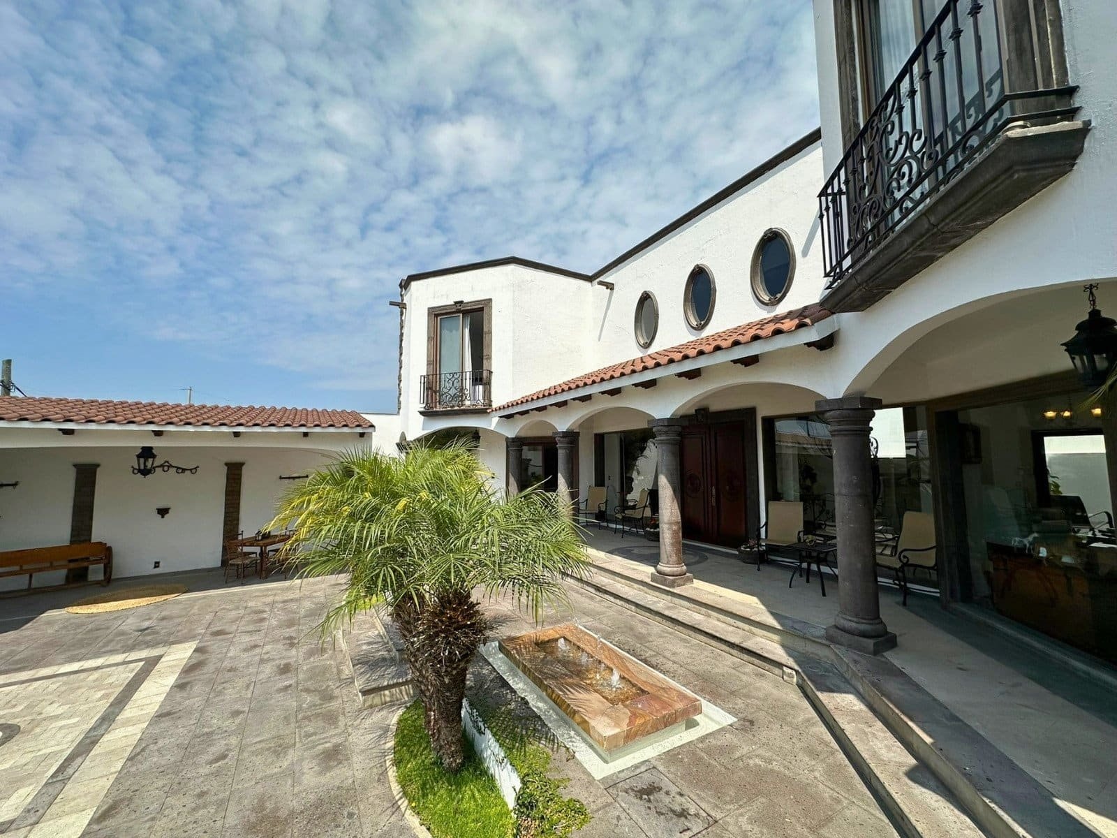 vista de lado de Casa estilo hacienda en Juriquilla, Querétaro.