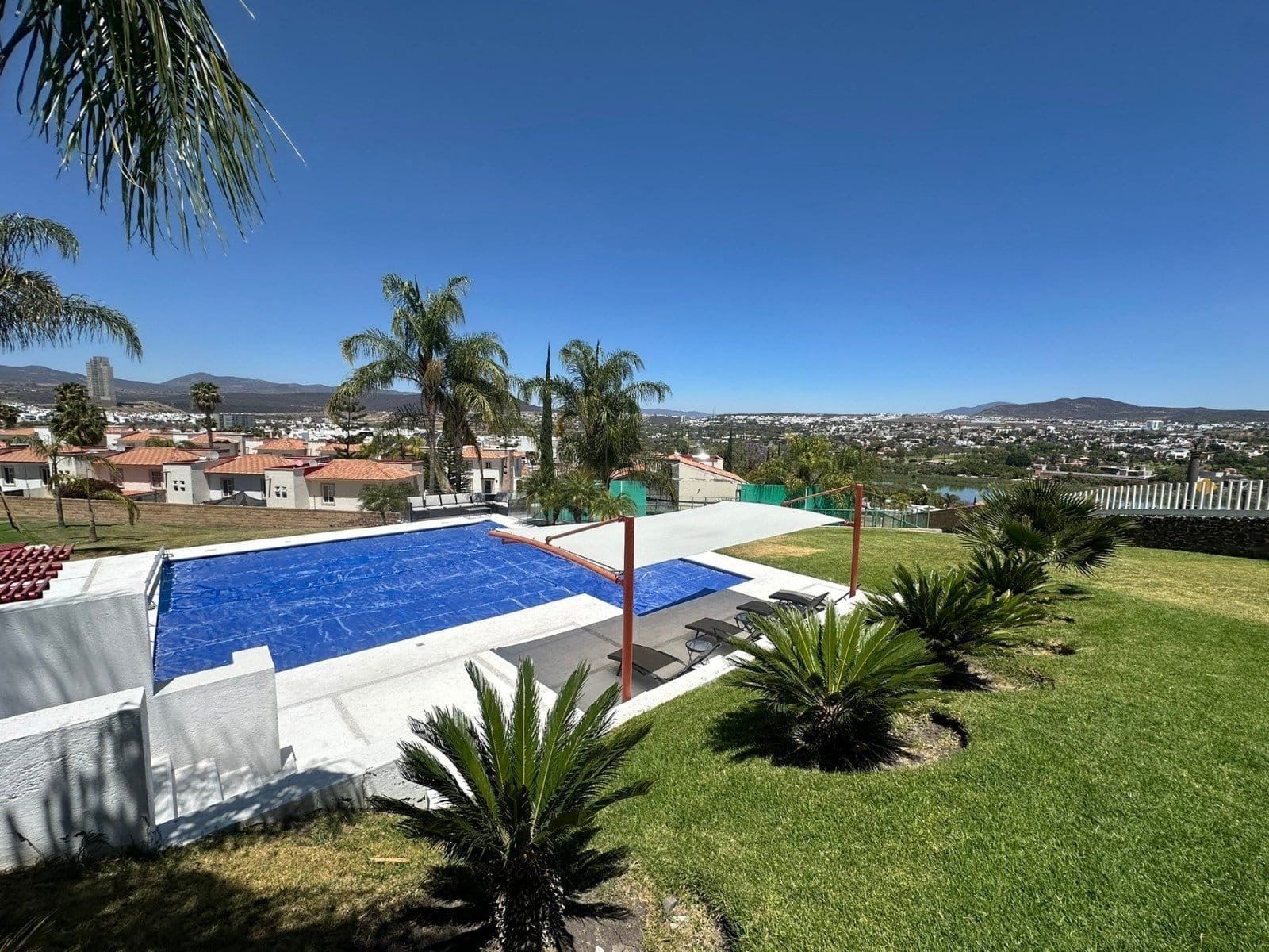 alberca de Departamento en venta en Cumbres del Lago. Dentro de Vista Diamante.