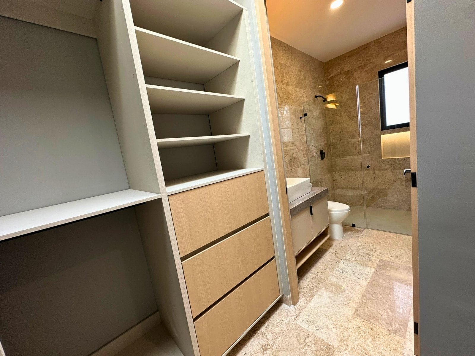vestidor y baño 3 de Casa en venta en Altozano Querétaro $6,600,00.
