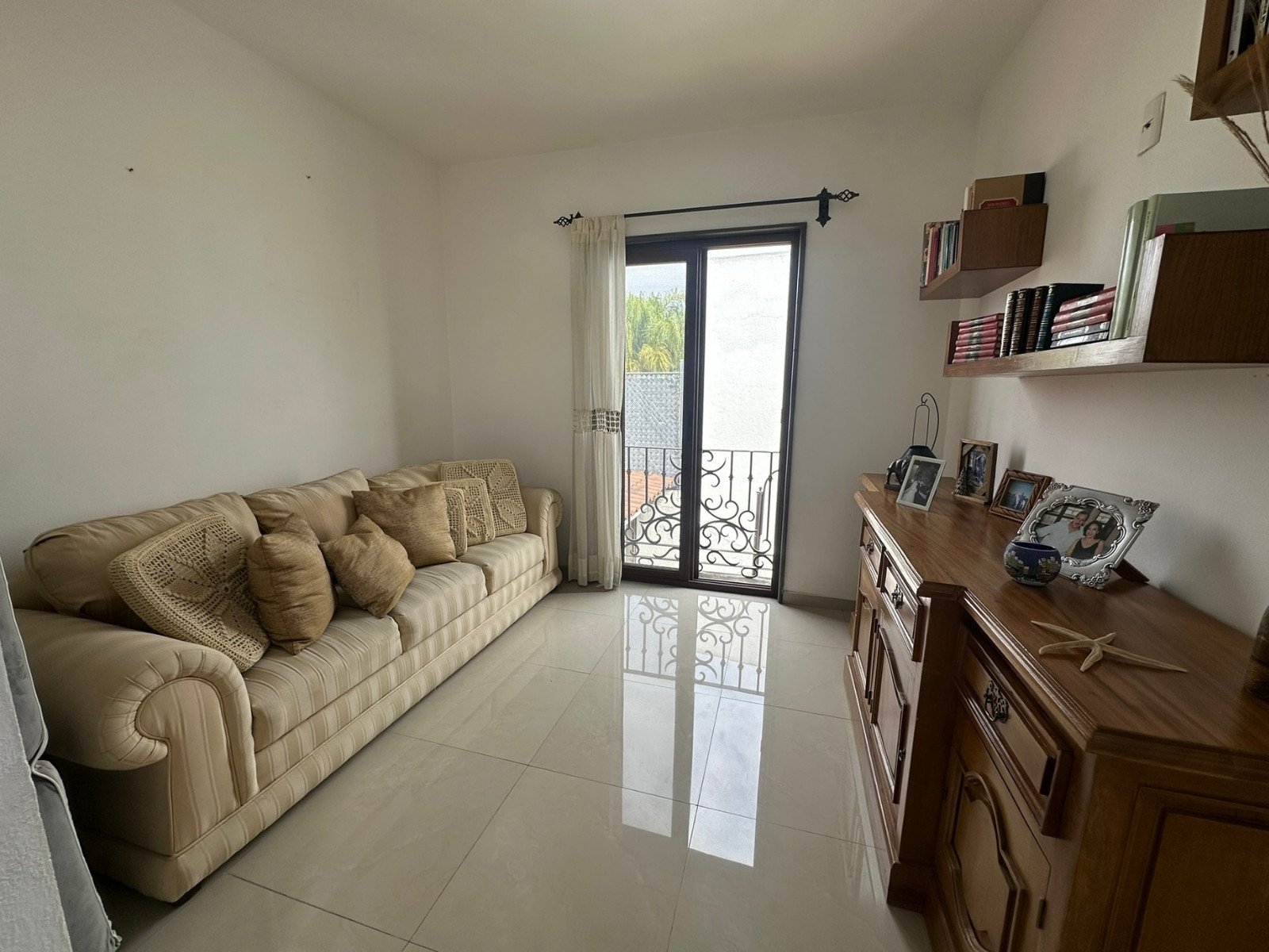 sala de tv de Casa estilo hacienda en Juriquilla, Querétaro.