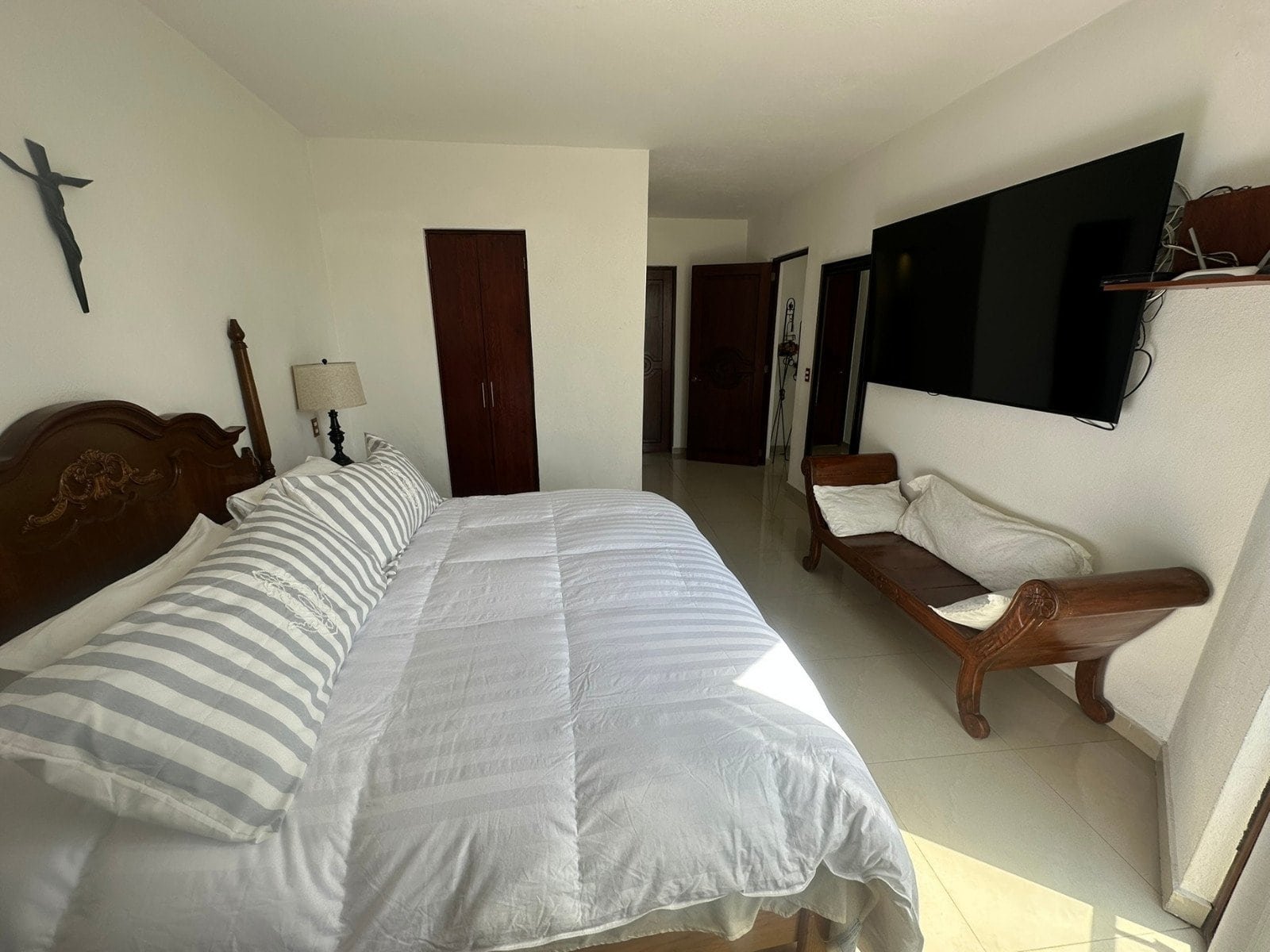 recámara principal y vestidor de Casa estilo hacienda en Juriquilla, Querétaro.