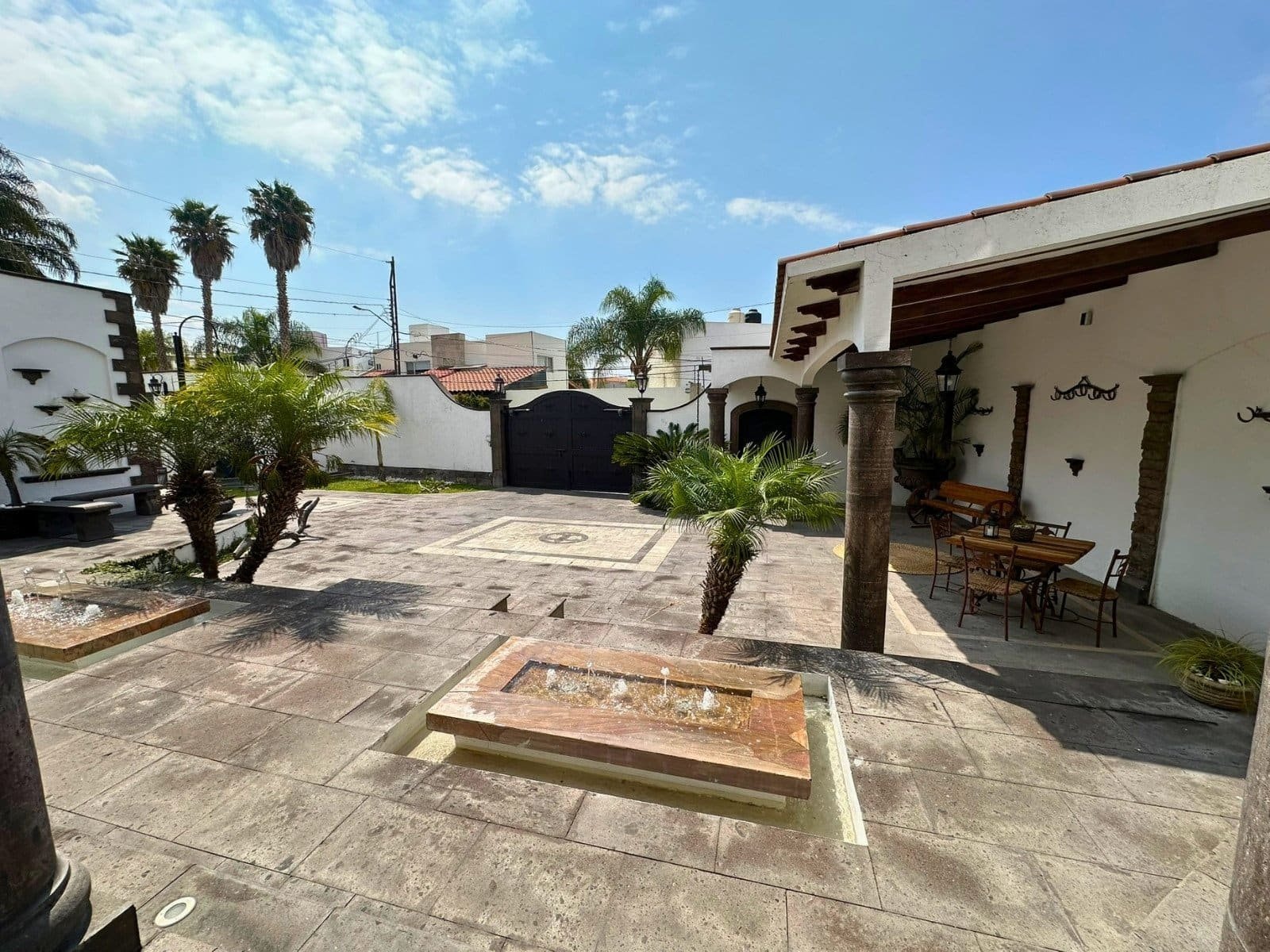 vista desde la entrada de Casa estilo hacienda en Juriquilla, Querétaro.