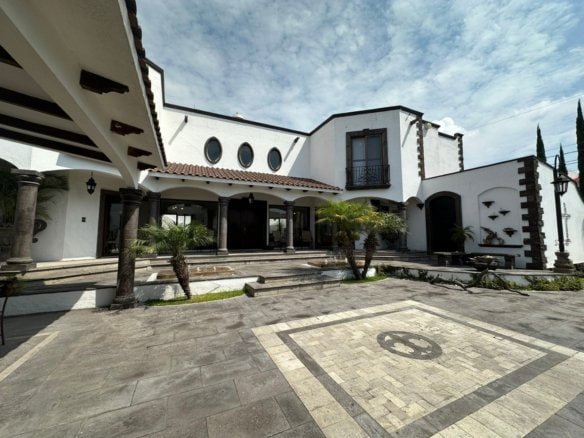 vista garage de Casa estilo hacienda en Juriquilla, Querétaro.