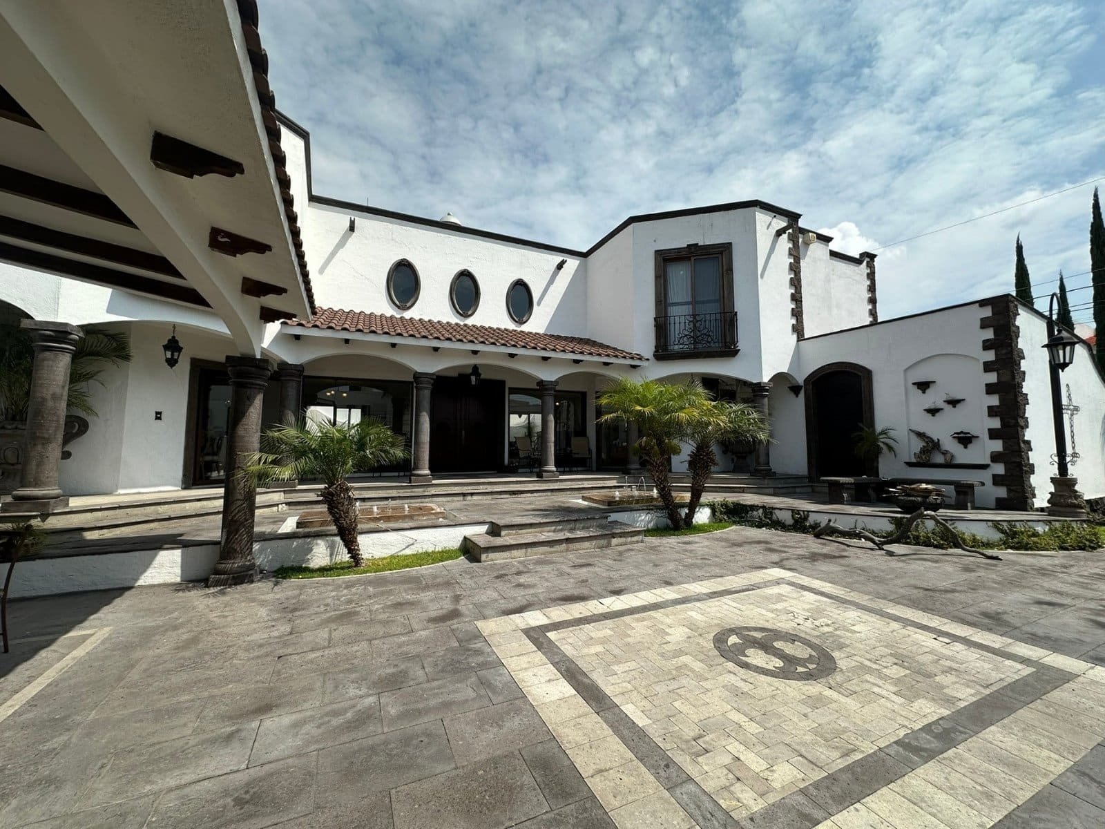 vista garage de Casa estilo hacienda en Juriquilla, Querétaro.