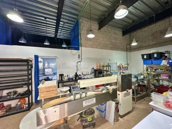 interior 2 de Local en venta en Zibatá Querétaro. Frente a la Anáhuac!