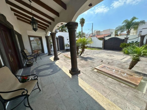 entrada de Casa estilo hacienda en Juriquilla, Querétaro.