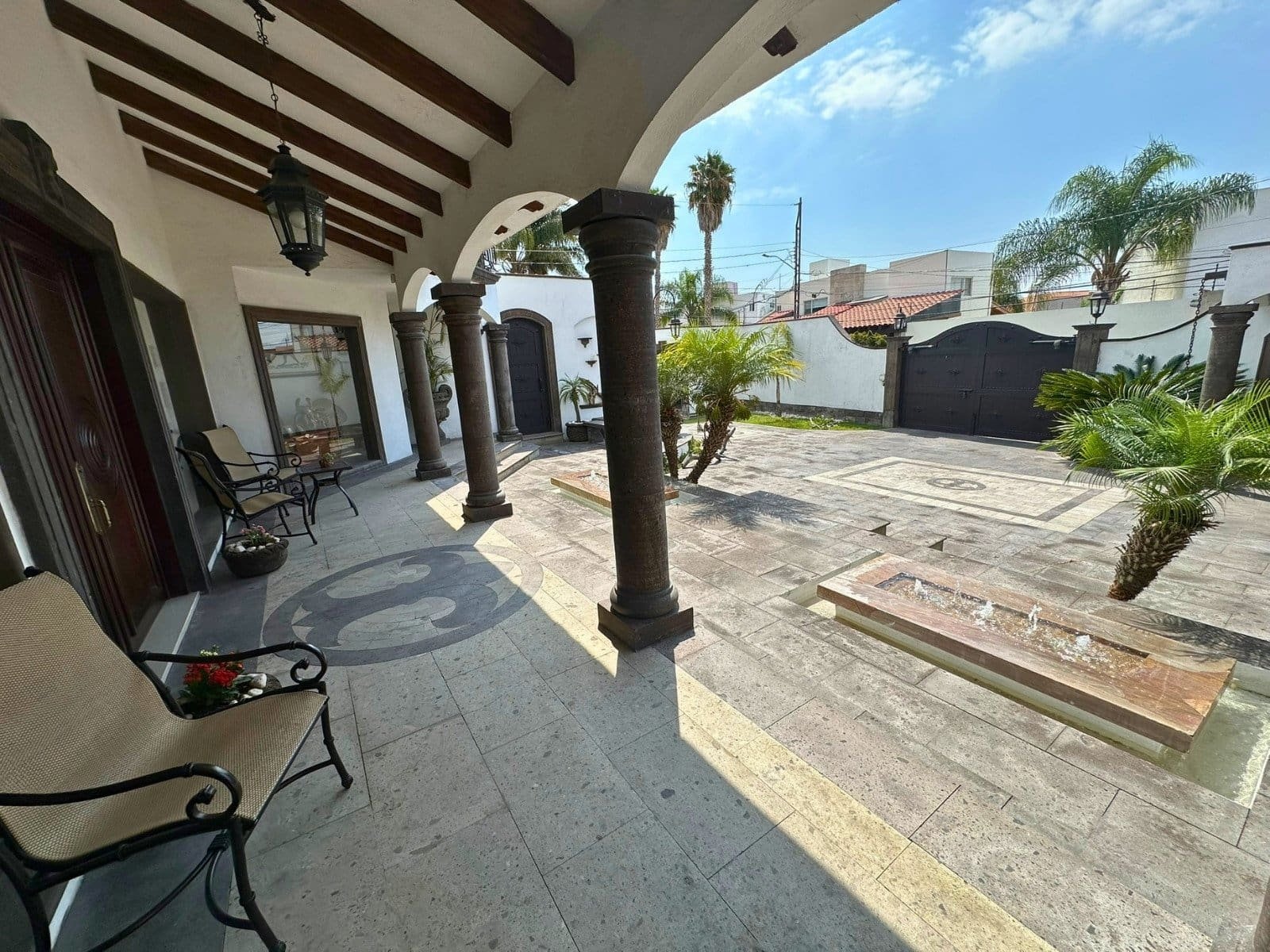 entrada de Casa estilo hacienda en Juriquilla, Querétaro.