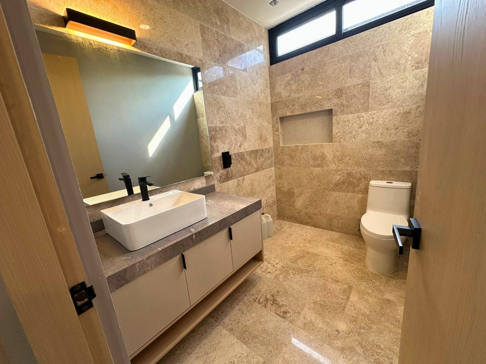 medio baño de visitas de Casa en venta en Altozano Querétaro $6,600,00.