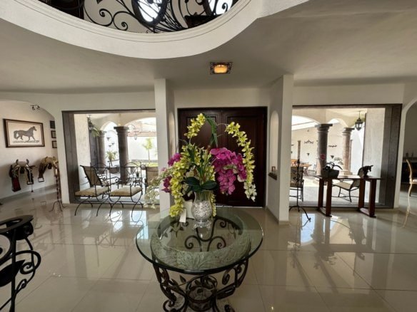 recibidor de Casa estilo hacienda en Juriquilla, Querétaro.