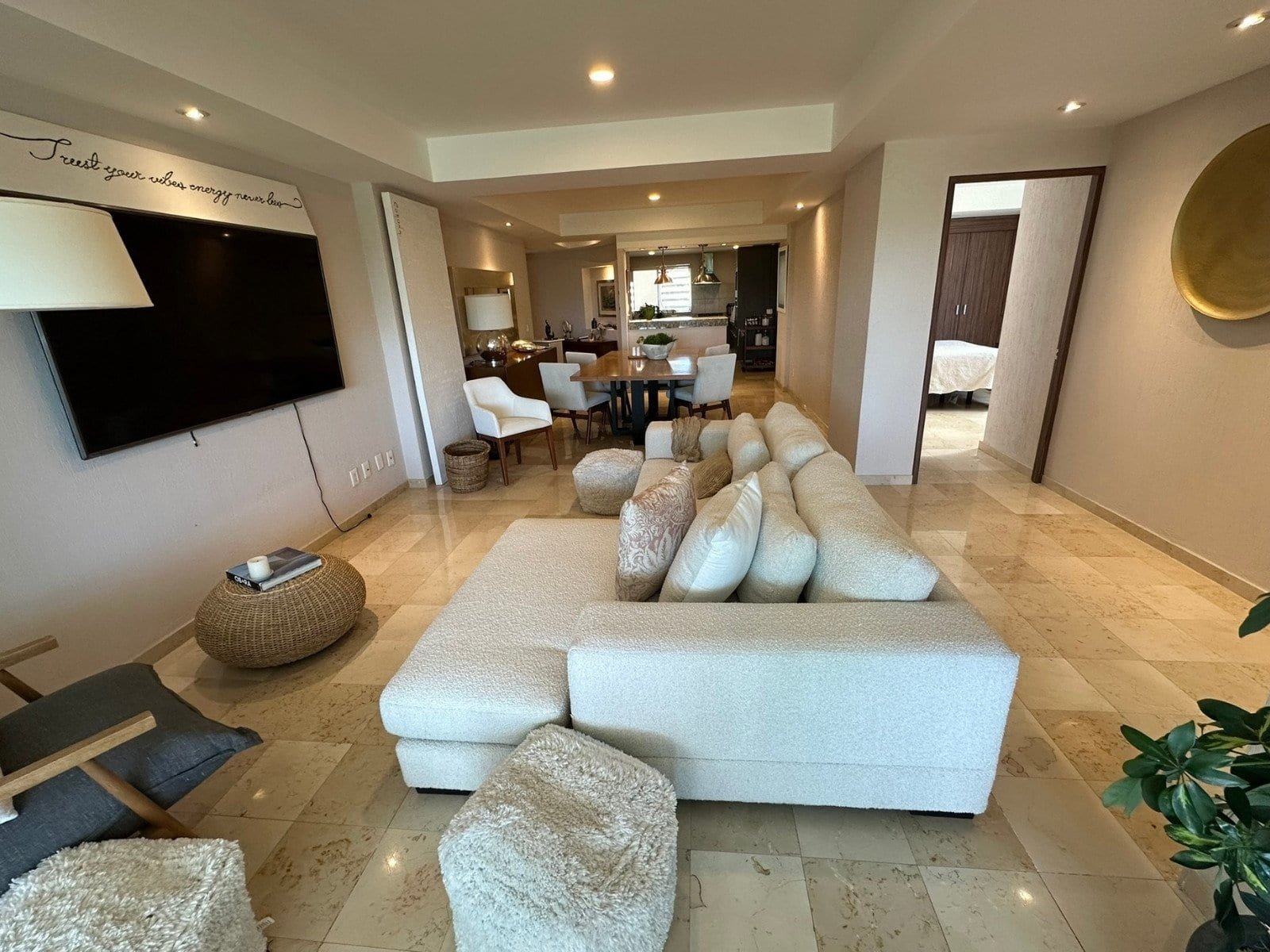 sala de tv de Departamento en venta en Cumbres del Lago. Dentro de Vista Diamante.