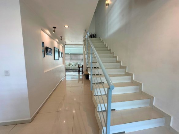 escaleras de casa con amplio jardín en Zibatá. Condominio Garambullo.