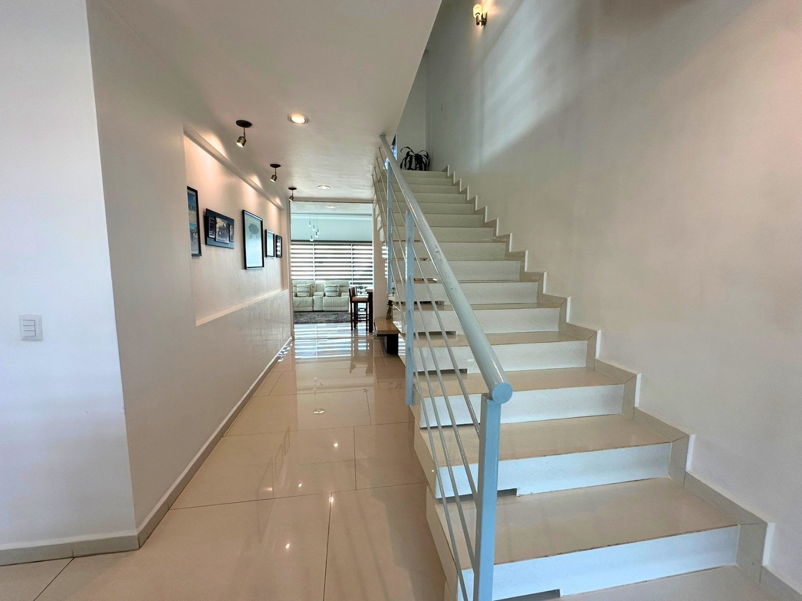 escaleras de casa con amplio jardín en Zibatá. Condominio Garambullo.
