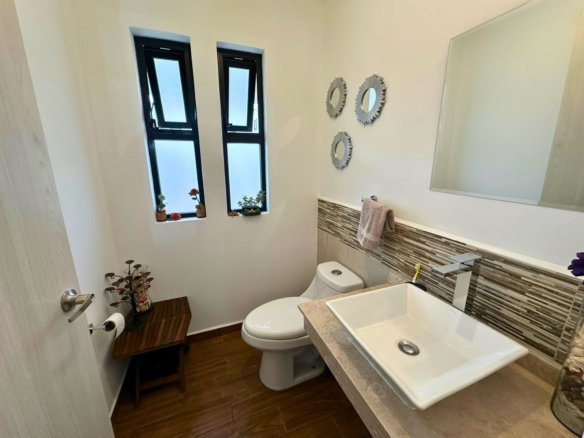 medio baño de casa en Zibatá con 3 recámaras con baño.