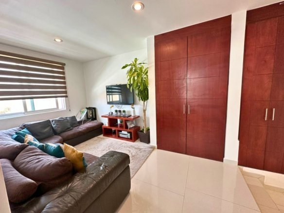 sala de tv de casa con amplio jardín en Zibatá. Condominio Garambullo.