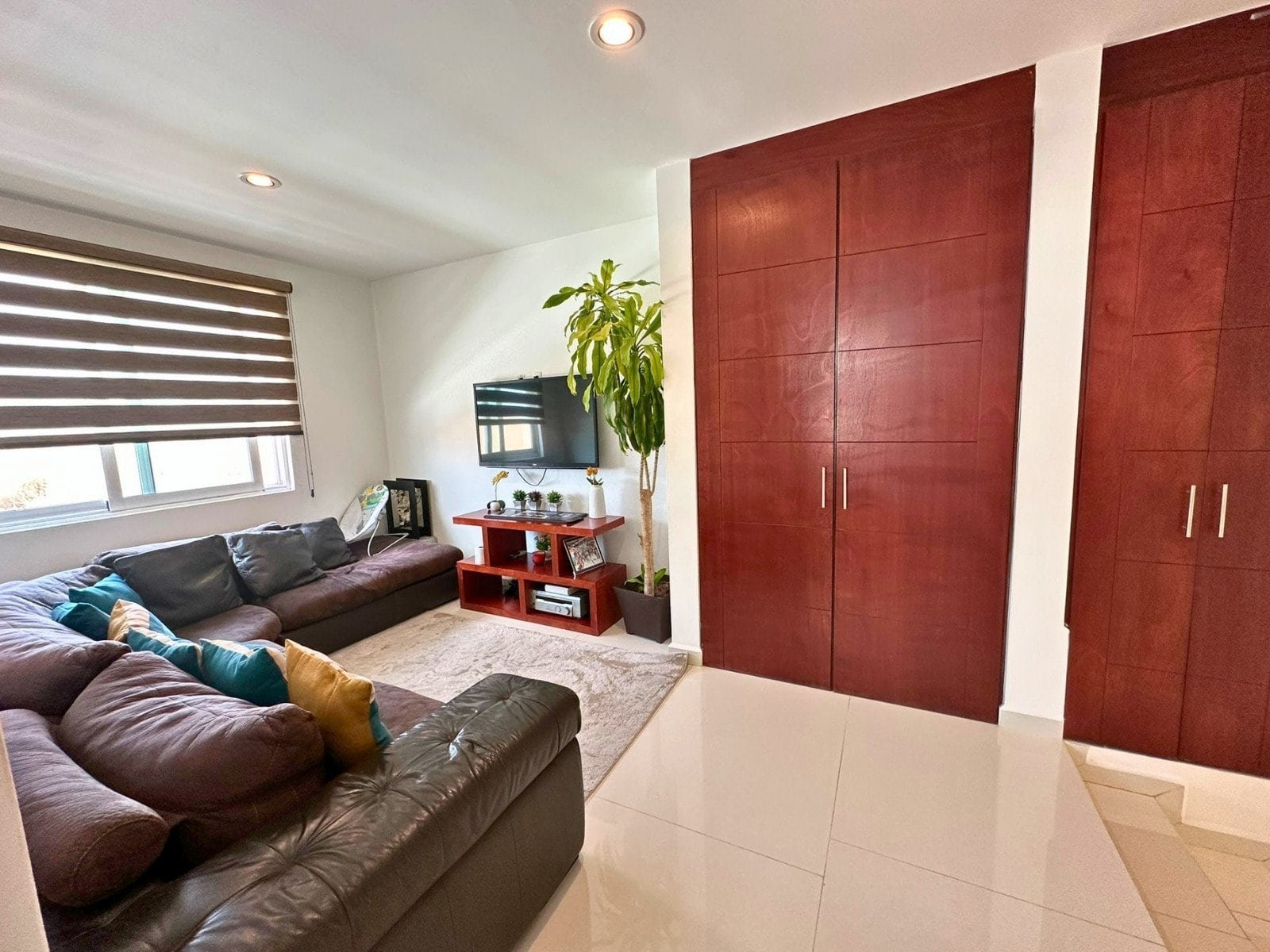 sala de tv de casa con amplio jardín en Zibatá. Condominio Garambullo.