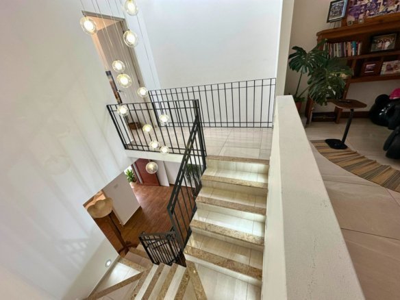 escaleras de casa en Zibatá con 3 recámaras con baño.