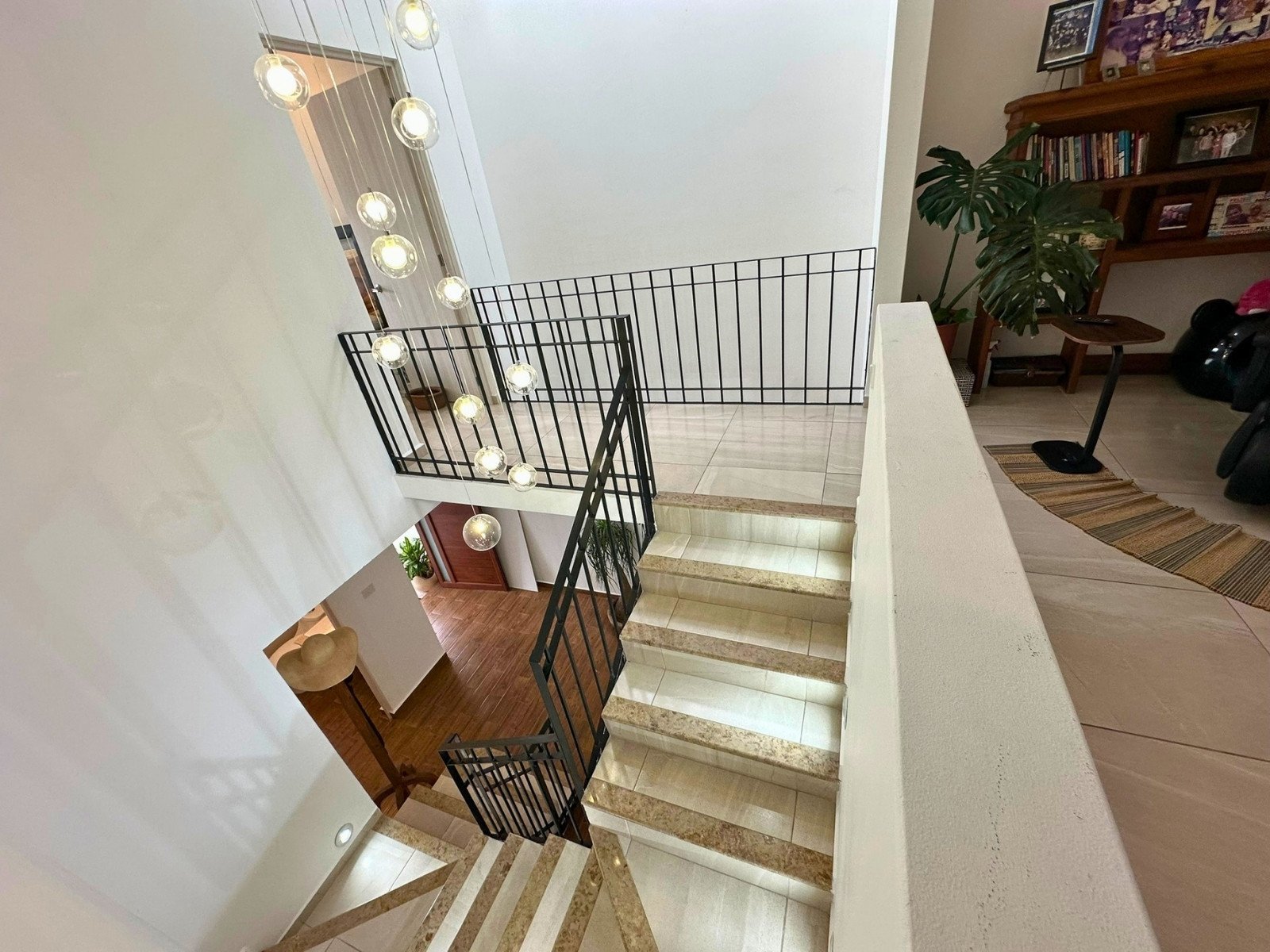 escaleras de casa en Zibatá con 3 recámaras con baño.